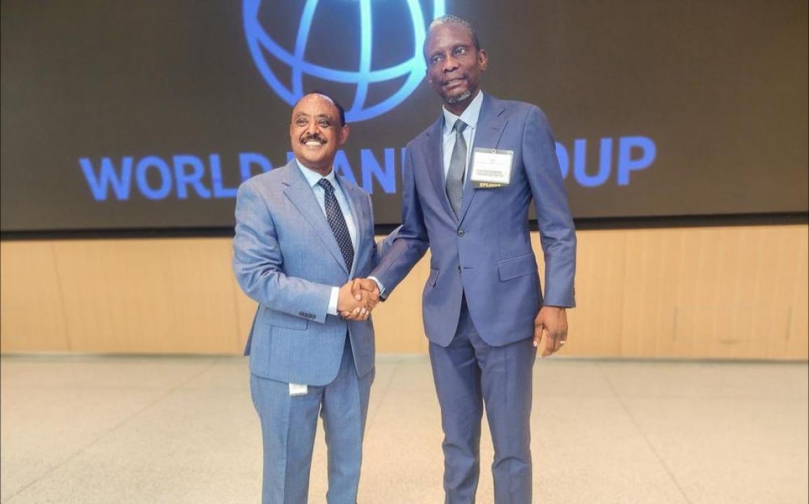 Le ministre John Banza et Binyam Reja, directeur du pôle de pratique Infrastructures de transport pour l’Afrique de l’Est et australe au sein du groupe de la Banque mondiale [photo d'illustration]