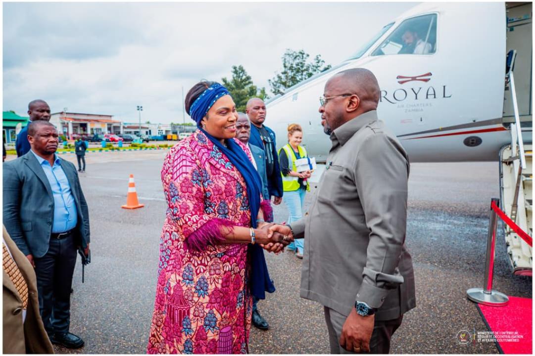 Le VPM de l'Interieur Jacquemain Shabani Lukoo accueilli à l'aéroport par la Gouverneure de la province du Lualaba