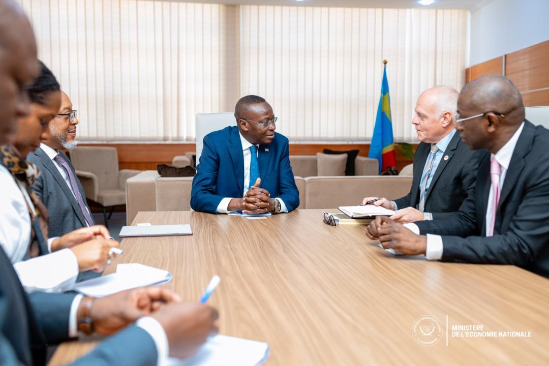 Le VPM de l’Économie nationale, Daniel Mukoko Samba, et la délégation de la société TotalEnergies [photo d'illustration]