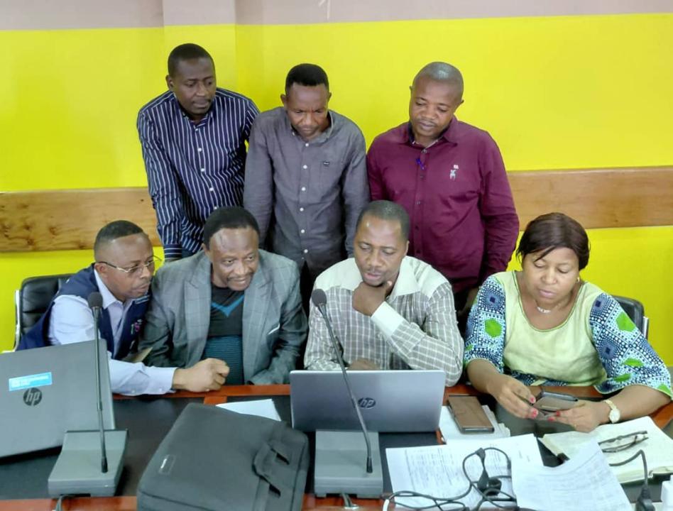 Quelques membres de la Task Force multi sectorielle de communication en Santé publique lors d'une réunion tenue à Kinshasa