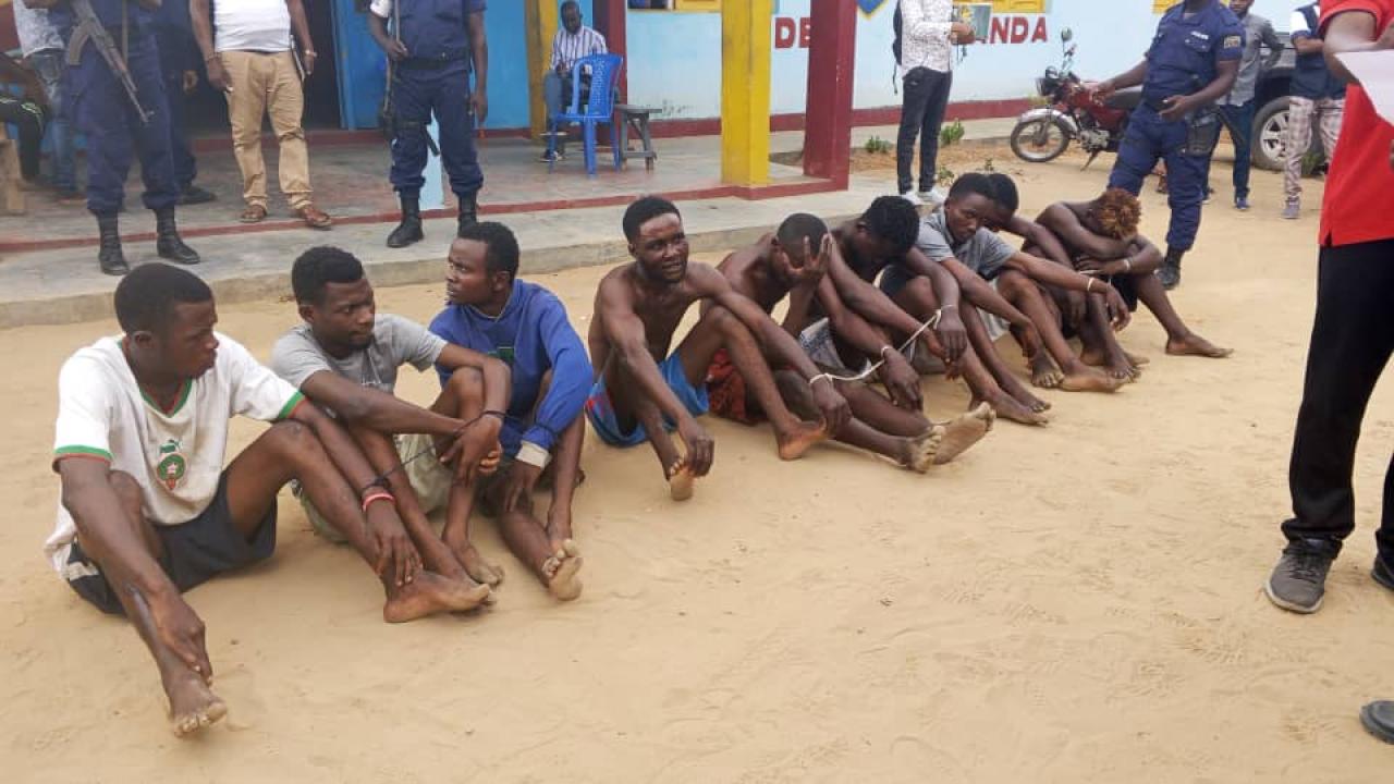 Les présumés criminels présentés à la police