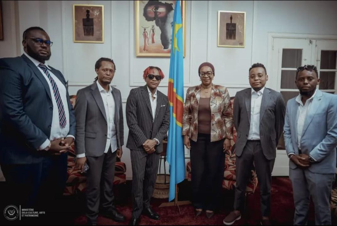 La ministre de la culture Yolande Elebe et le groupe de l'artiste musicien Innoss'b [photo d'illustration]