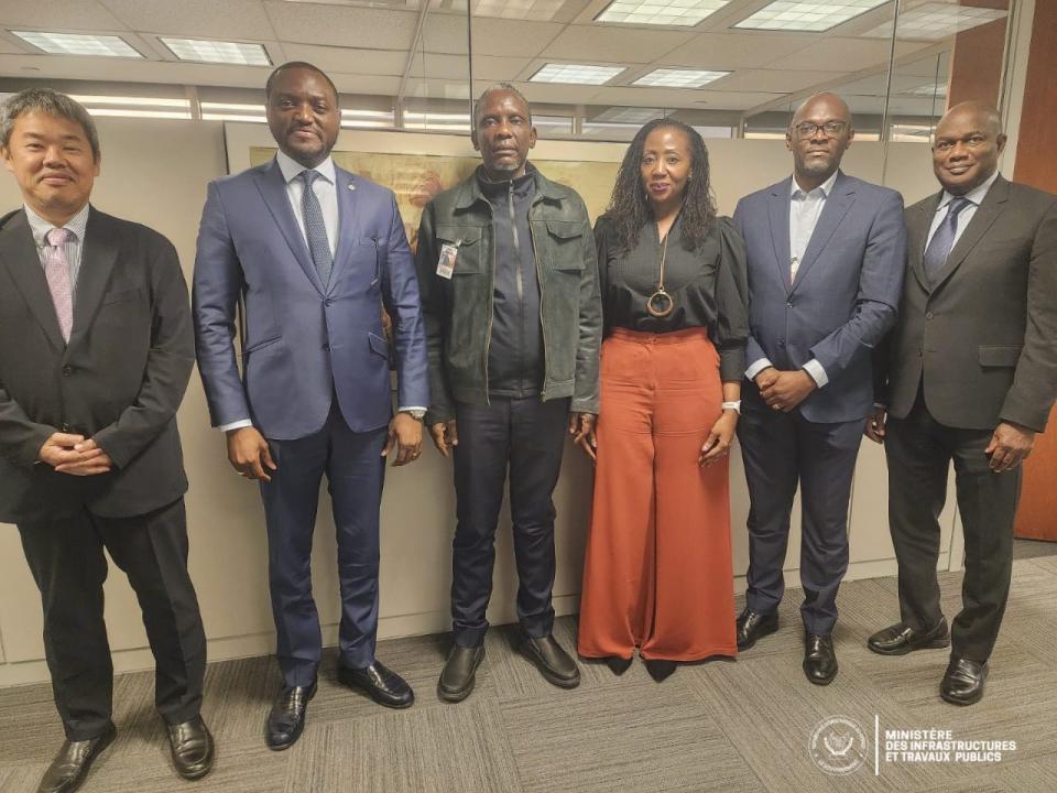 Le ministre des Infrastructures John Banza Lunda, et des partenaires de la BAD [photo d'illustration]