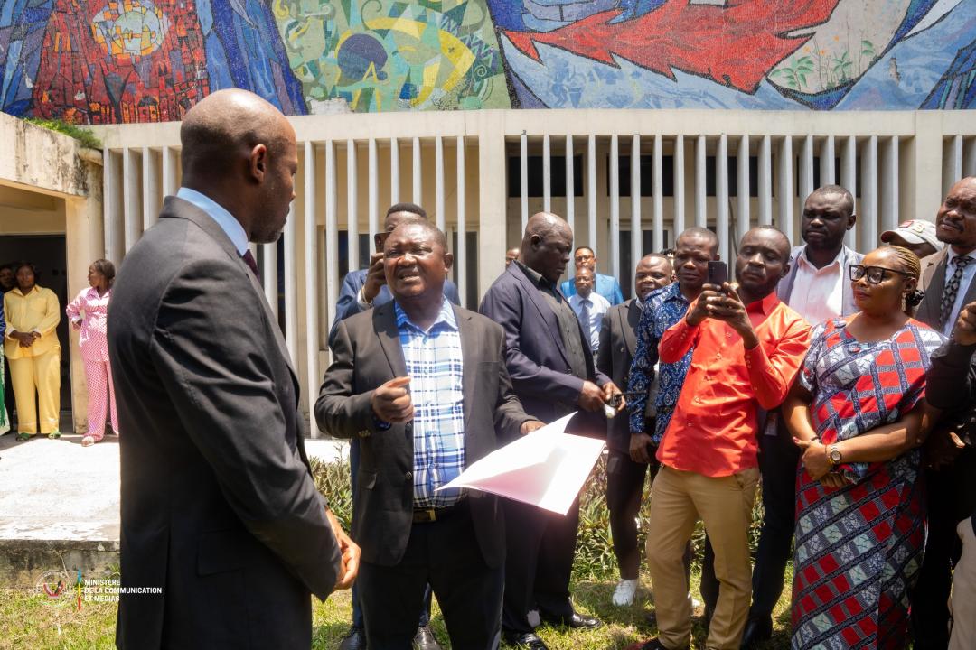 Le ministre de la Communication et Médias, Patrick Muyaya, échange avec la délégation  de son ministère