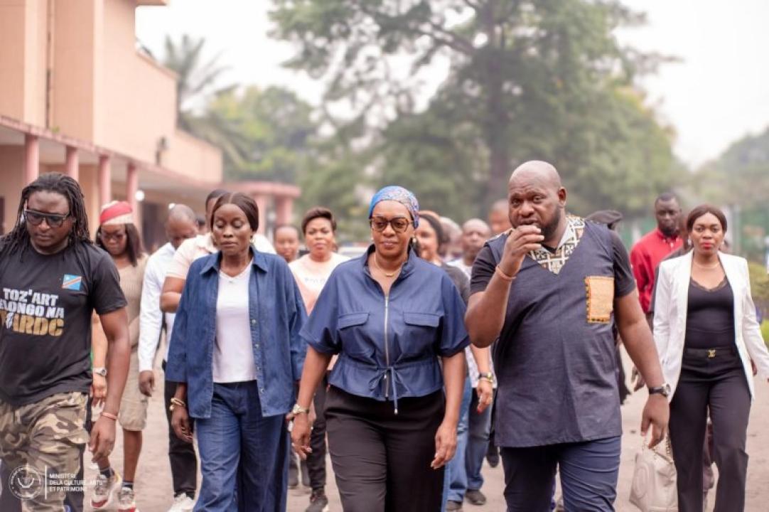 Yolande Elebe, ministre de la Culture, Arts et Patrimoine accompagnée de Le Perc Ngoyi, Directeur général du Centre culturel le Zoo