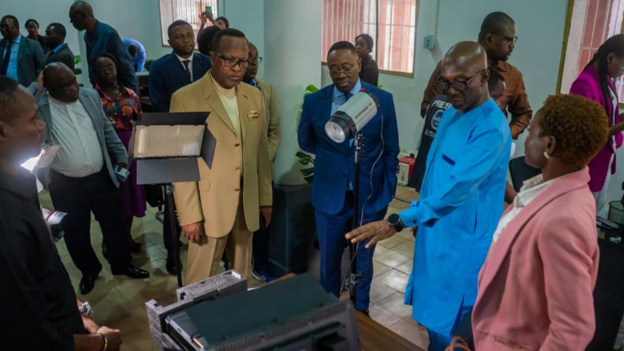 Magloire Kabemba, ministre provincial des Finances et son collègue en charge de la Sécurité publique lors de la cérémonie du lancement de la carte de résidence pour les étrangers