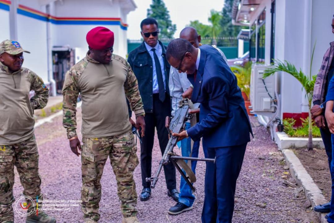 Le ministre délégué Eliezer Ntambwe réceptionne l'arsenal militaire, vendredi 13 mars 2026