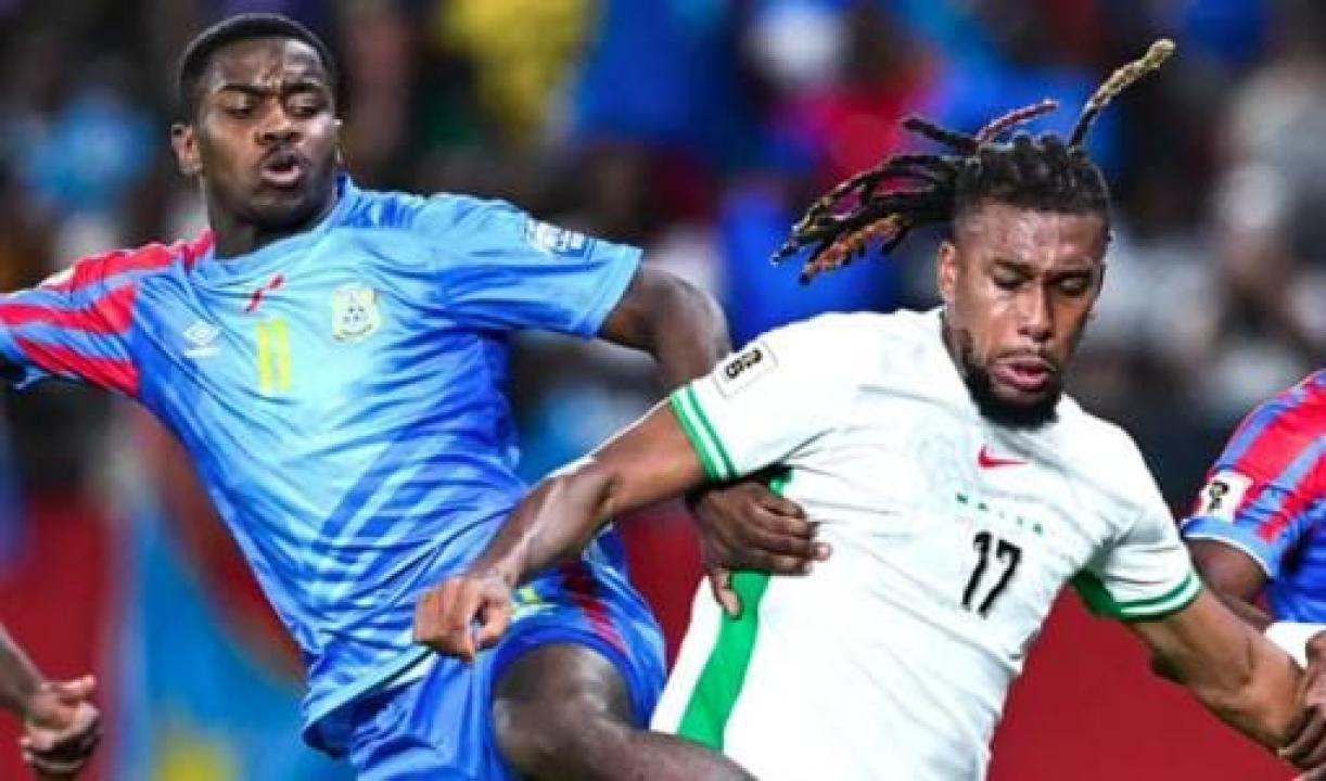 Le milieu du terrain congolais, Noah Sadiki en duel avec celui du Nigeria Alex Iwobi. [Photo d'illustration]