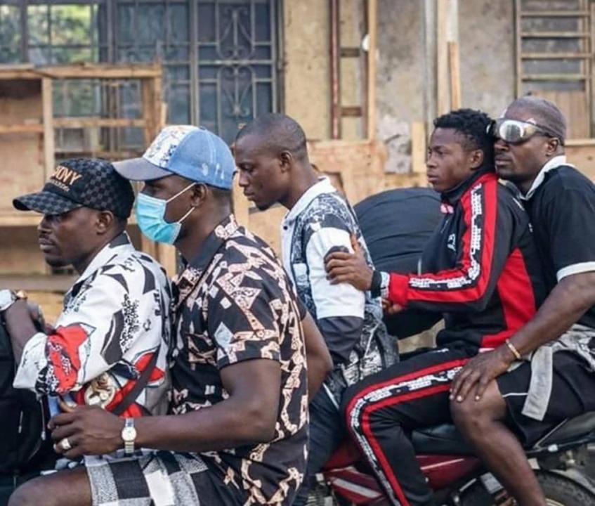 Les présumés assassins de Freddy EKOFO, à motos après leur forfait dans le quartier Yolo-Nord, à Kinshasa.