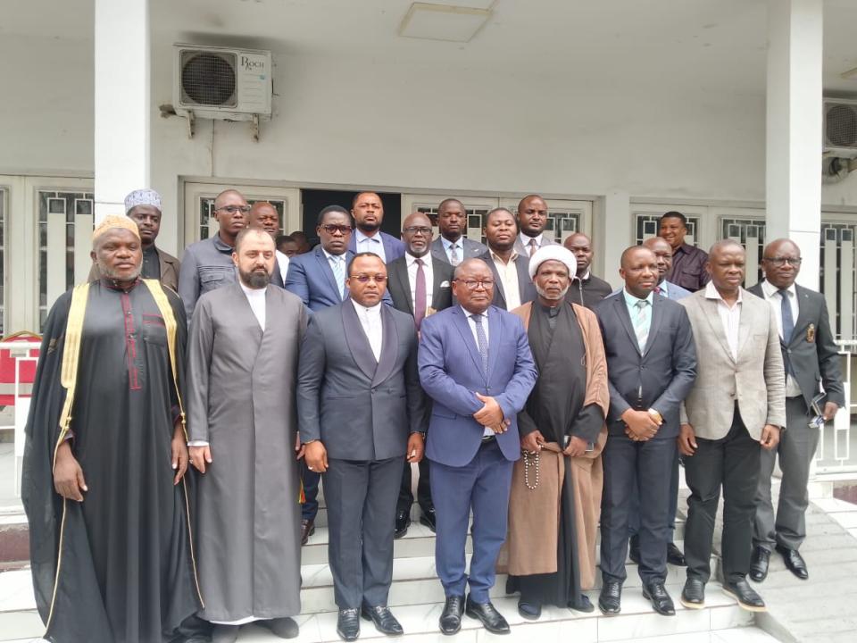 L'Archevêque Dodo Kamba et sa délégation pose avec Paul Nsapu Mukulu, président de la CNDH