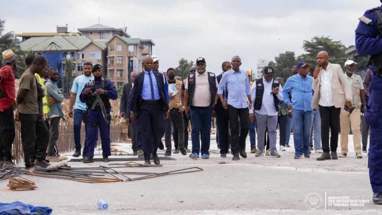 Le ministre des Infrastructures, John Banza lors d'une tournée d'inspection des chantiers d'urgence de la ville province de Kinshasa