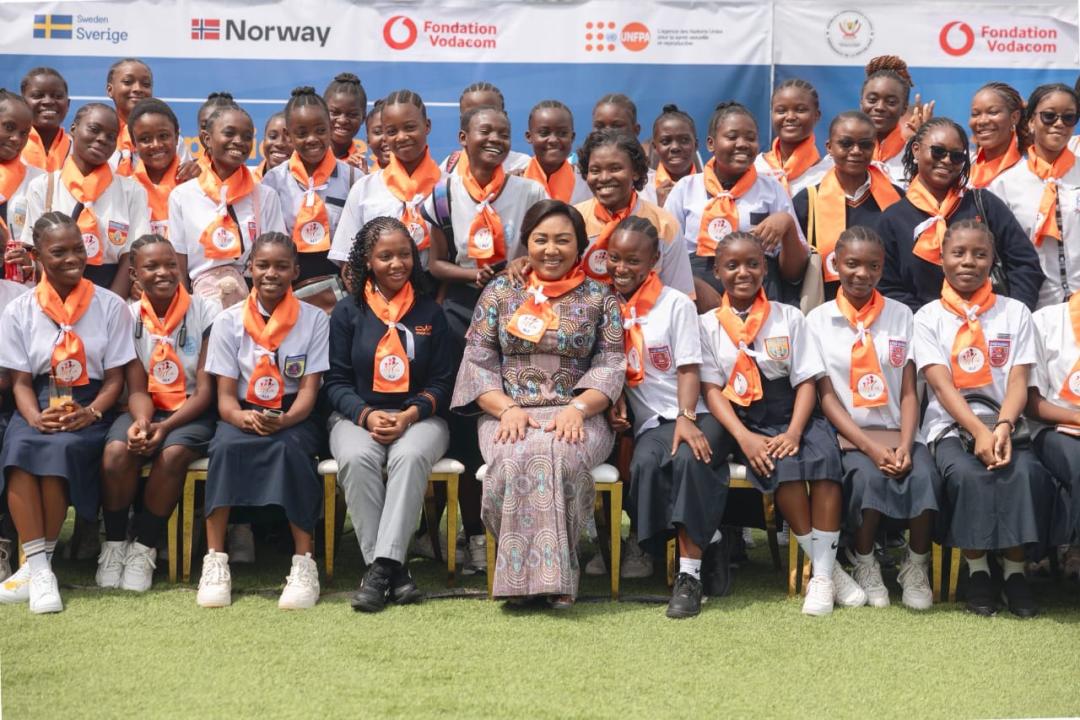 La Première Dame Denise Nyakeru Tshisekedi, entourée de jeunes filles et de femmes lors de cette activité [photo d’illustration]