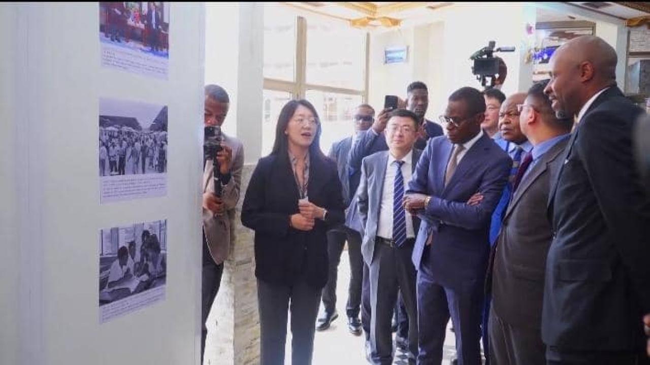 Le Ministre délégué Eliezer Ntambwe et son collègue Patrick Muyaya lors du forum médias Chine, mardi 17 mars 2026