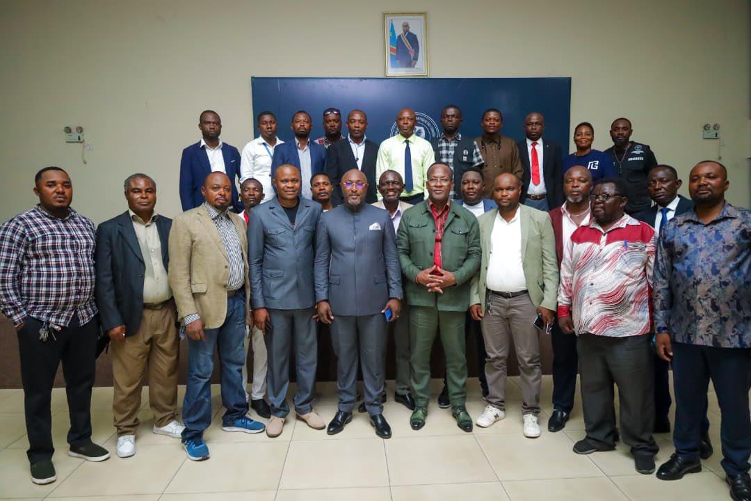 Photo de famille des ministres provinciaux Jésus-Noël Sheke et Jeannot Canon Larose, entourés des représentants des associations de motocyclistes de Kinshasa