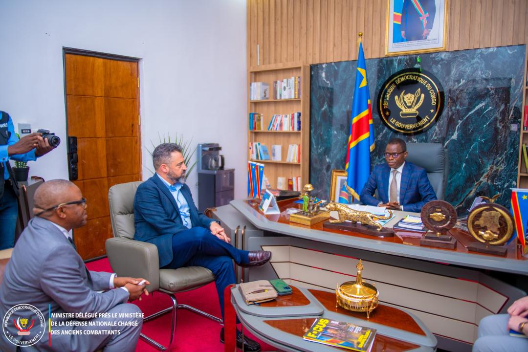 Le Ministre délégué à la défense Eliezer Ntambwe et le Conseiller politique de Lucy Tamlyn, mercredi 18 mars 2026