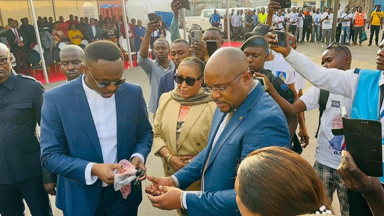 Le Directeur général de la SNEL, Teddy Lwamba, remettant symboliquement les clés de nouveaux véhicules aux chauffeurs de l’entreprise