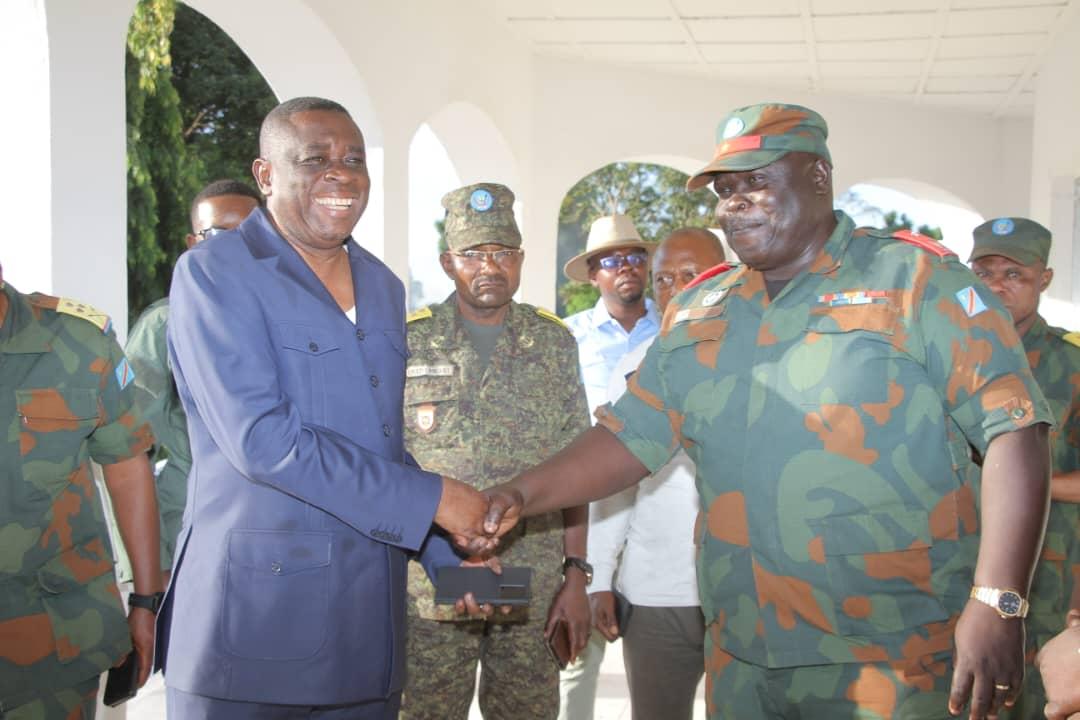 Le Général Moyo Rabbi Richard présente ses civilités au Gouverneur du Kwilu, Philippe Akamituna