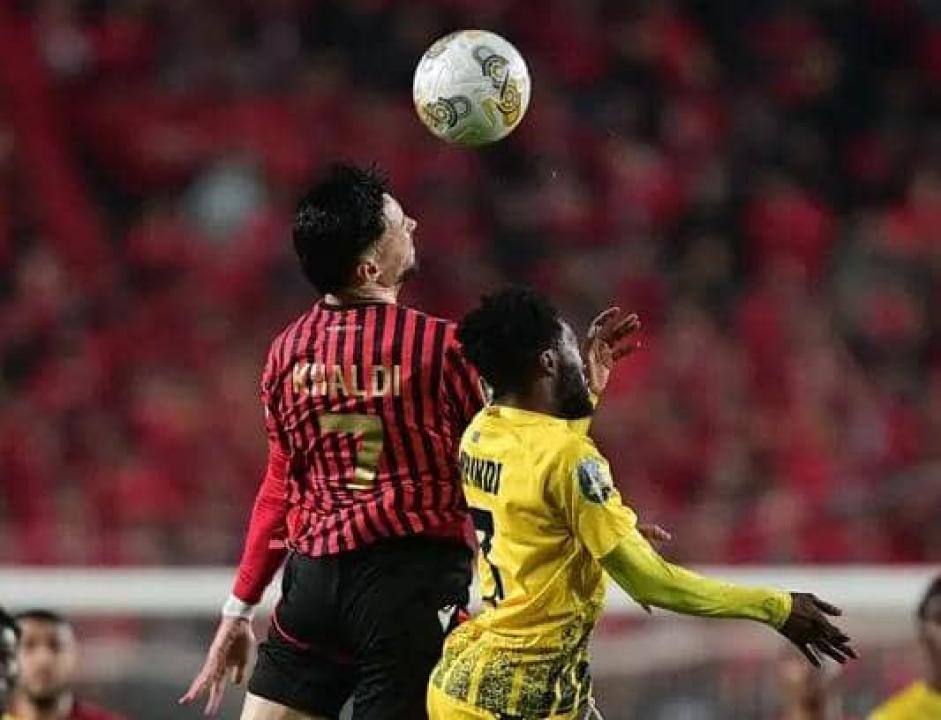 Un joueur de Maniema Union en duel avec celui de l'USM Alger.