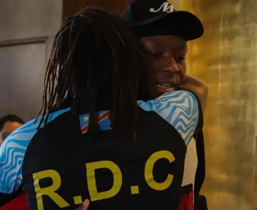 Edo Kayembe en accolade fraternelle avec Roger Hitoto, membre du staff technique de la sélection congolaise.