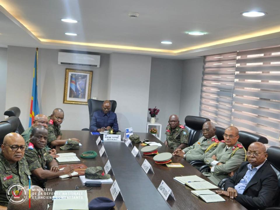 Le VPM de la Défense nationale Guy Kabombo en réunion avec les officiers militaires [photo d'illustration]