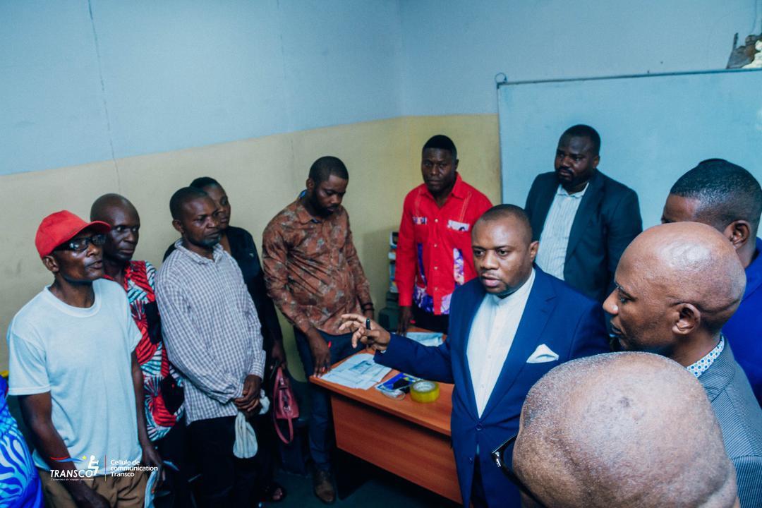 Jérémie KILUBU MATONDO, DG ai de Transco et quelques employés de l'entreprise, lors d'une séance de contrôle physique