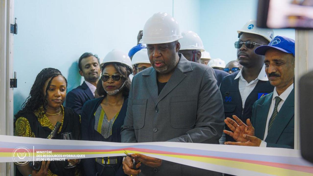 Le ministre des Ressources hydrauliques et de l’Électricité, Aimé Sakombi Molendo, procédant à la coupure du ruban lors de l’inauguration de la centrale de Kakobola [photo d’illustration]