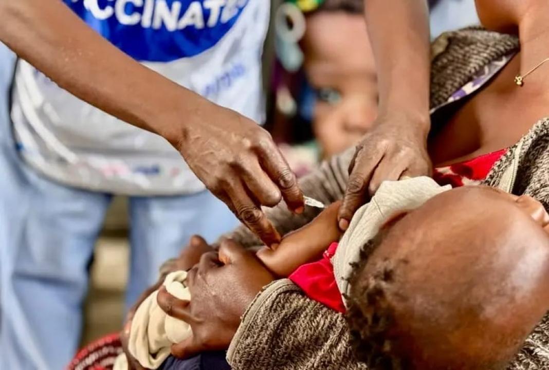 Un nourrisson reçoit le vaccin contre la rougeole [photo d’illustration]