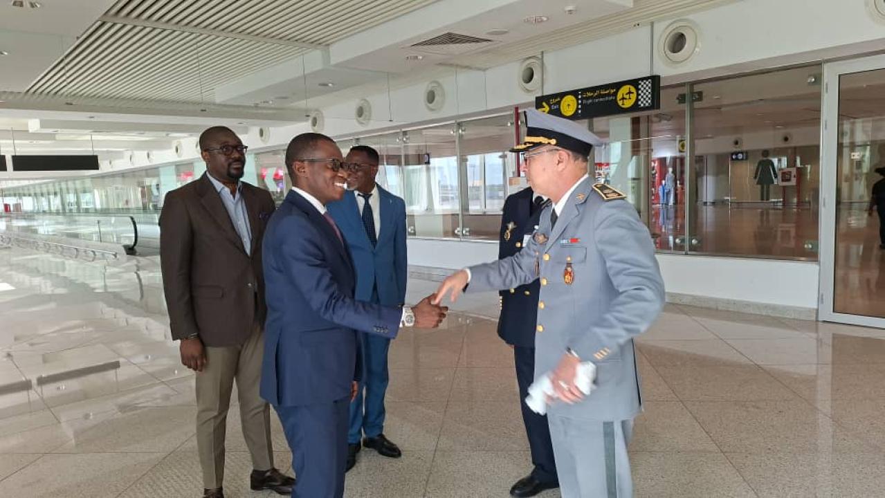 Le Ministre délégué Eliezer Ntambwe accueilli par deux officiels marocains, à l'aéroport international Mohamed V, lundi 23 mars 2026