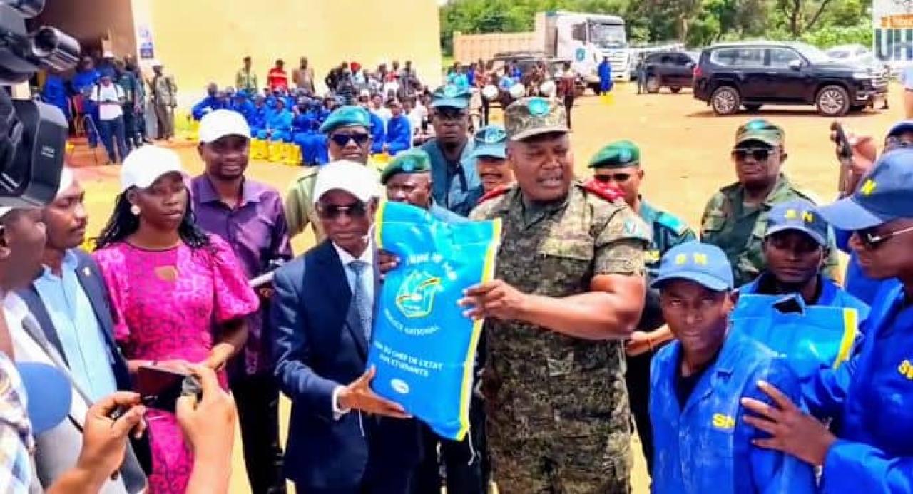 Le Lieutenant-général Jean-Pierre Kasongo Kabwik et quelques membres du Service National à l'université officielle de Mbujimayi.