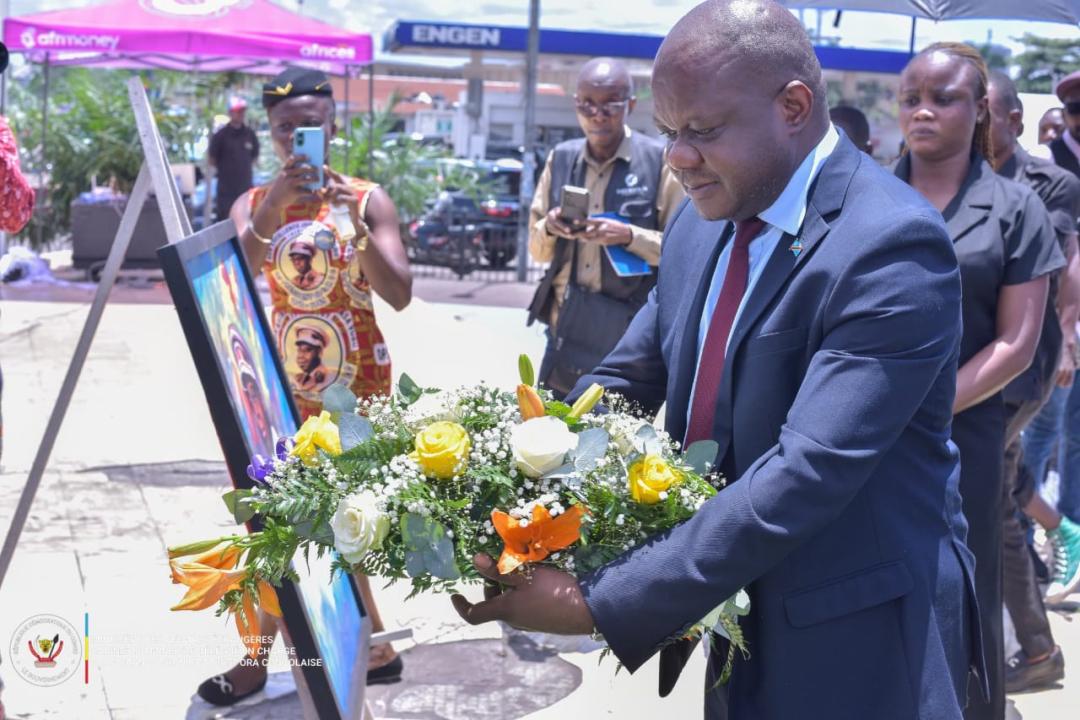 Le ministre Crispin Mbadu dépose une gerbe de fleurs au monument dédié a Joseph Kasa-Vubu, situé au rond-point Kimpwanza [photo d'illustration]