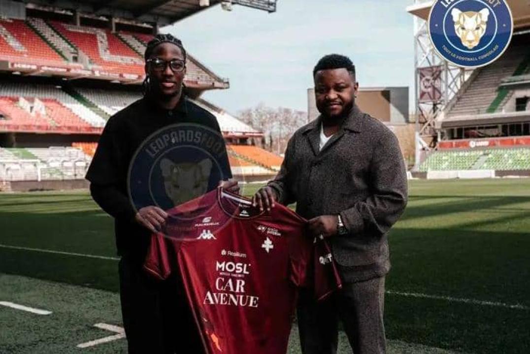 Nathan MBALA et son père, Biscotte MBALA MBUTA, lors de sa présentation en tant que joueur professionnel du FC Metz