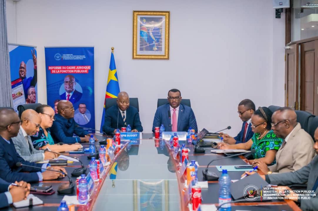 Les VPM Jean-Pierre LIHAU EBUA et Adolphe MUZITO, lors de la signature du procès-verbal des structures organiques de la DGCMP.