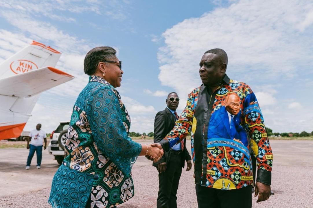 La Première Ministre Judith Suminwa accueillie au pied de l'avion à l'aéroport  par le Gouverneur de la Province de  Kwilu