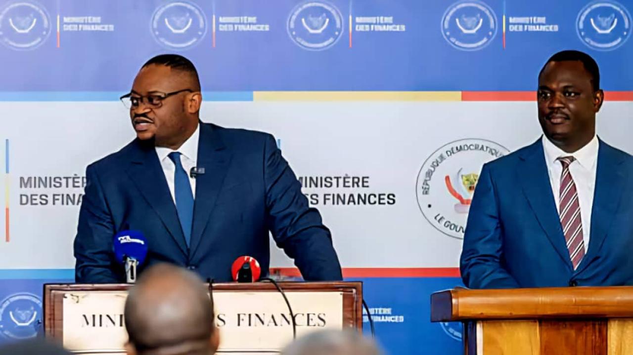 De gauche à droite : Doudou Fwamba ministre des Finances et René Tapsoba,  respectivement ministre des Finances et Représentant Résident du FMI, en RDC [photo d’illustration]
