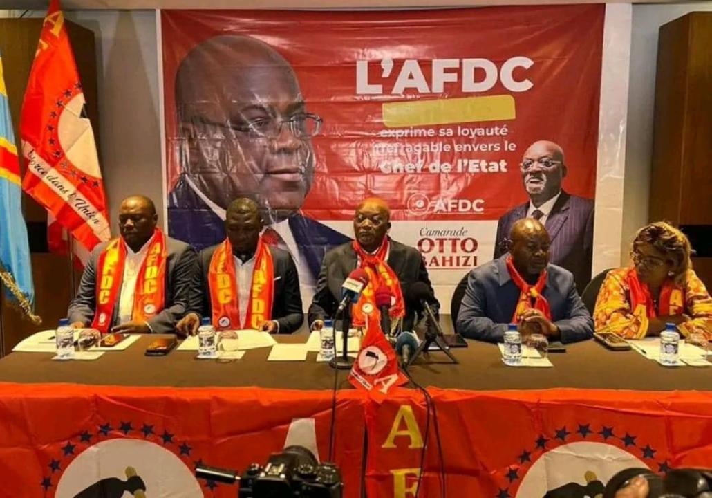 Otto Bahizi (au milieu de la photo) prend provisoire les rênes du regroupement politique AFDC-A après la destitution de Modeste Bahati Lukwebo