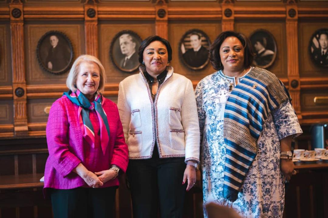Denise Nyakeru au milieu de la Première Dame des USA (à gauche) et l’ambassadrice de la RDC (à droite)