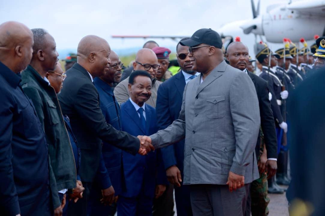 Poignée de main entre le Chef de l'État Félix Antoine Tshisekedi et le VPM en charge du Budget Adolphe Muzito lors de son arrivée à Kikwit, chef-lieu du Kwilu