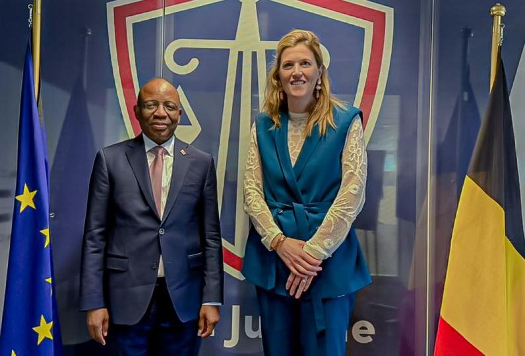 Le ministre d’État en charge de la Justice, Guillaume Ngefa, et son homologue belge, Annelies Verlinden, à Bruxelles