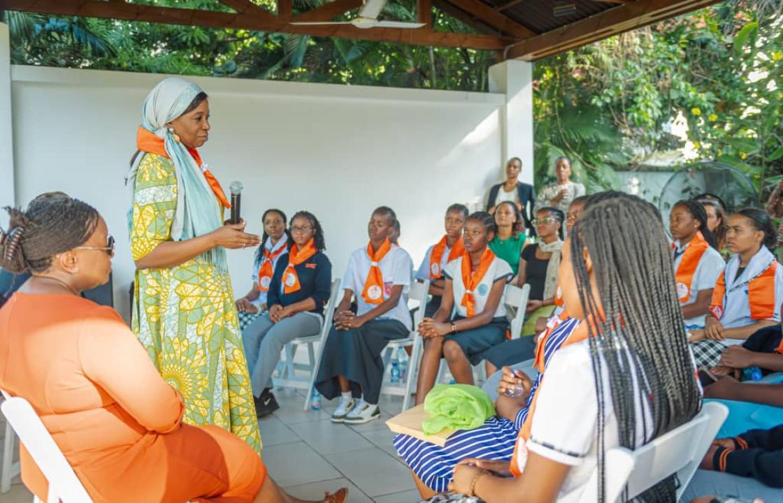 La Directrice exécutive de l'UNFPA, Diene KEITA et les jeunes participantes de l’Académie de Leadership Féminin à Kinshasa