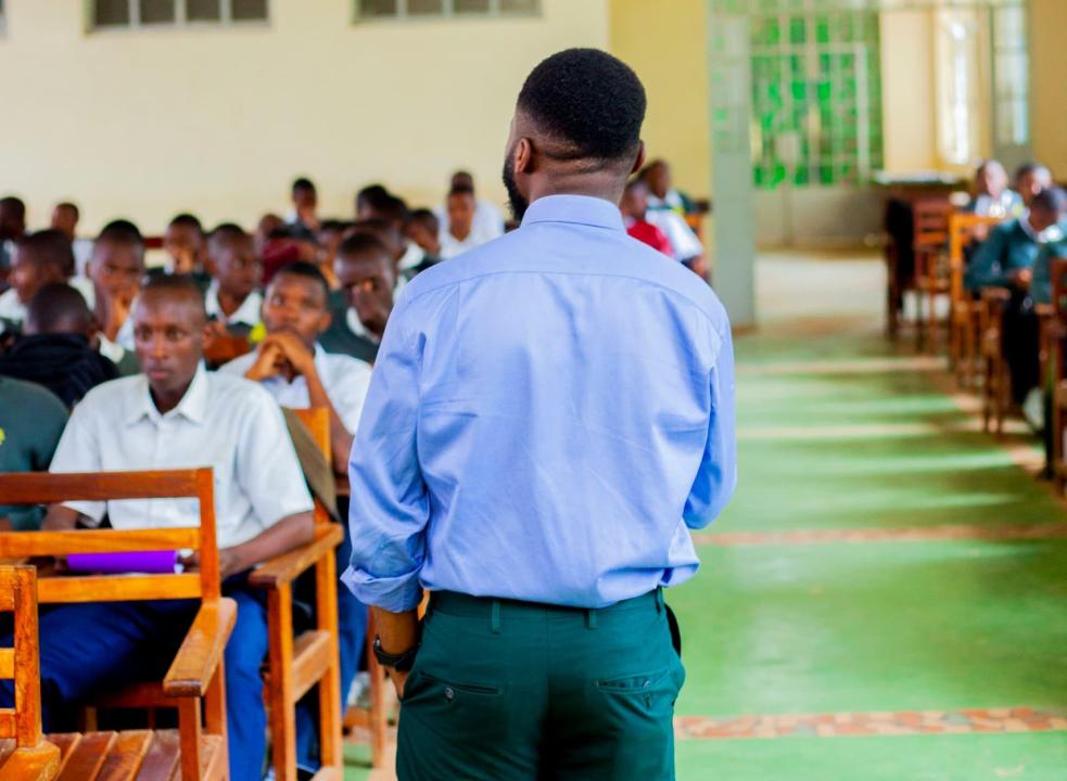 Le Journaliste Lucien Migabo forme les élèves du collège Saint-Paul de Bukavu sur la lutte contre la désinformation [photo d’illustration]
