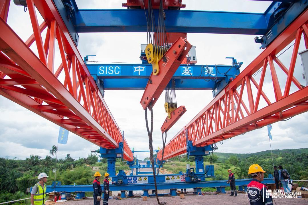 La première poutre du pont Mfuti posée sous la supervision du ministre John Banza, dans le cadre du projet des rocades à Kinshasa.