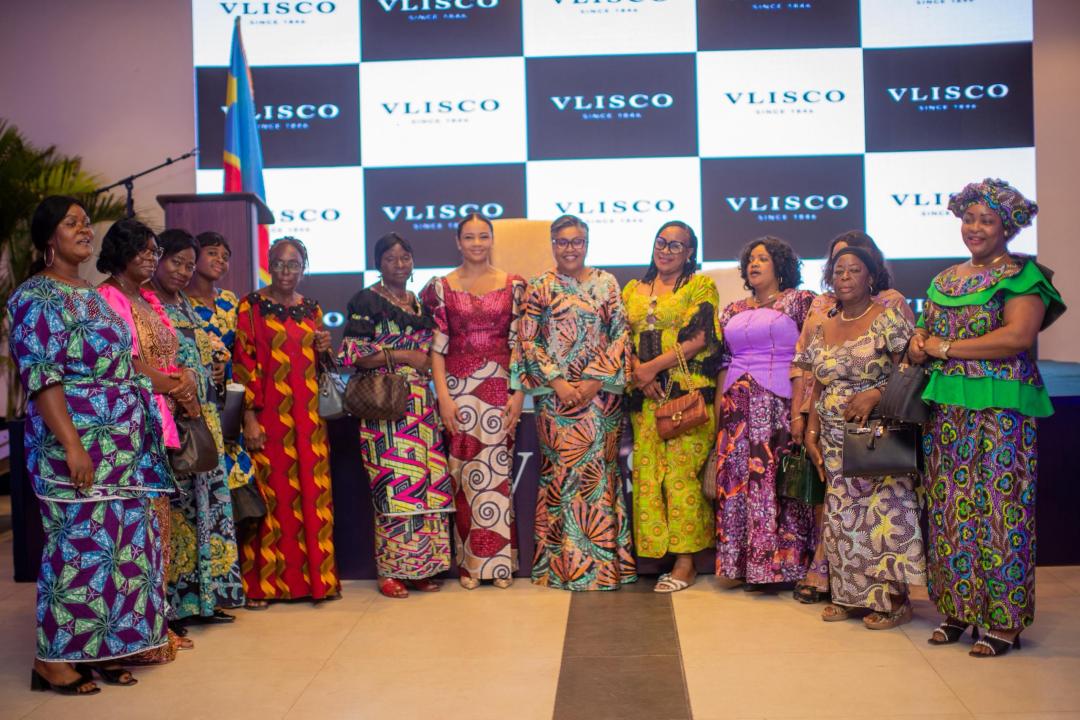 La Première Ministre, Judith Suminwa Tuluka, lors d'une cérémonie, à Kinshasa, avec les revendeuses de pagnes VLISCO