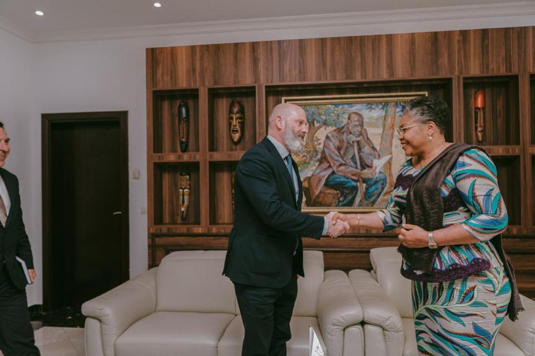 Poignée de main entre la Première Ministre de la République démocratique du Congo (RDC), Judith Suminwa, et le chef de la délégation du PAM