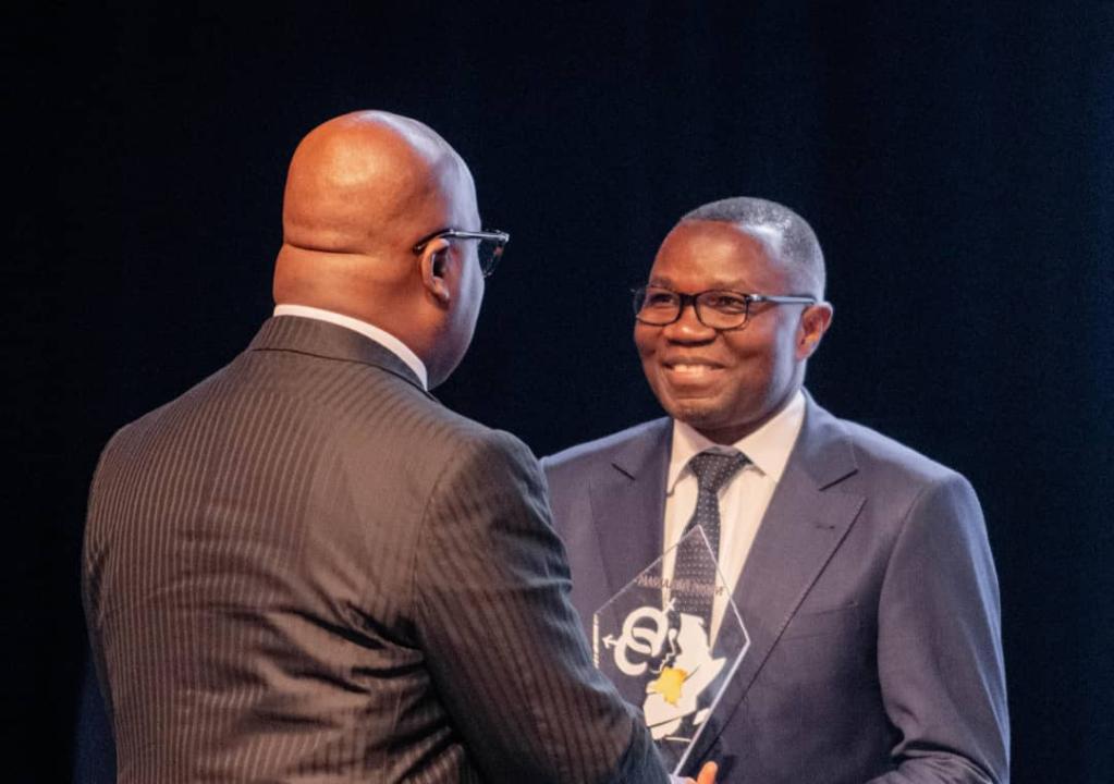 Le Président Félix Tshisekedi remet le trophée de mérite au Ministre du Commerce Extérieur, Julien Paluku [photo d’illustration]