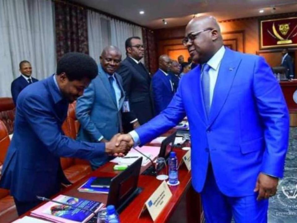 Poignée de mains entre Constant Mutamba et le Président Félix Tshisekedi