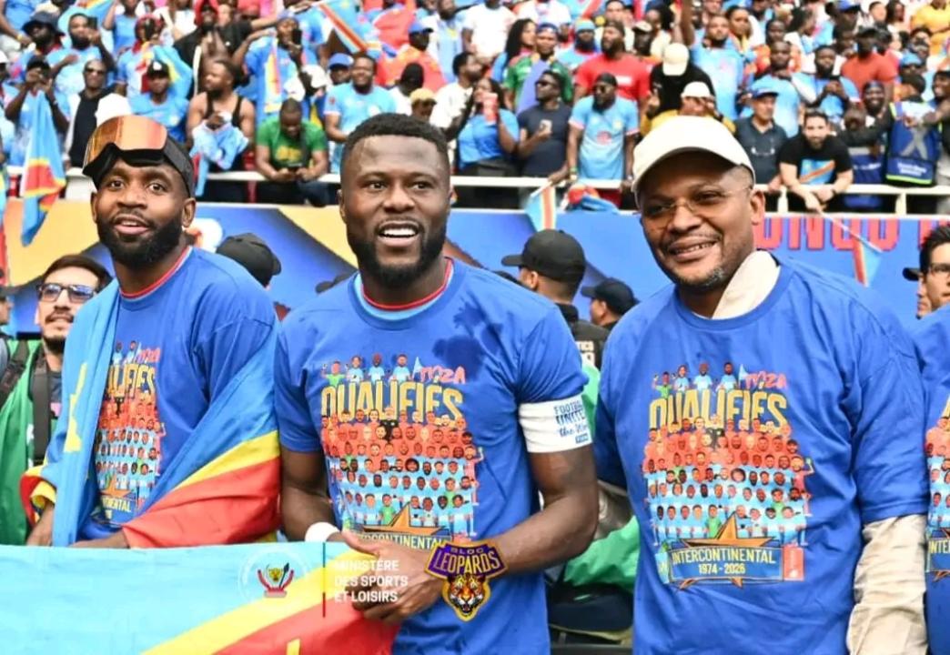 Le ministre des Sports, Didier Budimbu, à droite de Mbemba et Bakambu, après la qualification de la RDC à la Coupe du Monde 2026