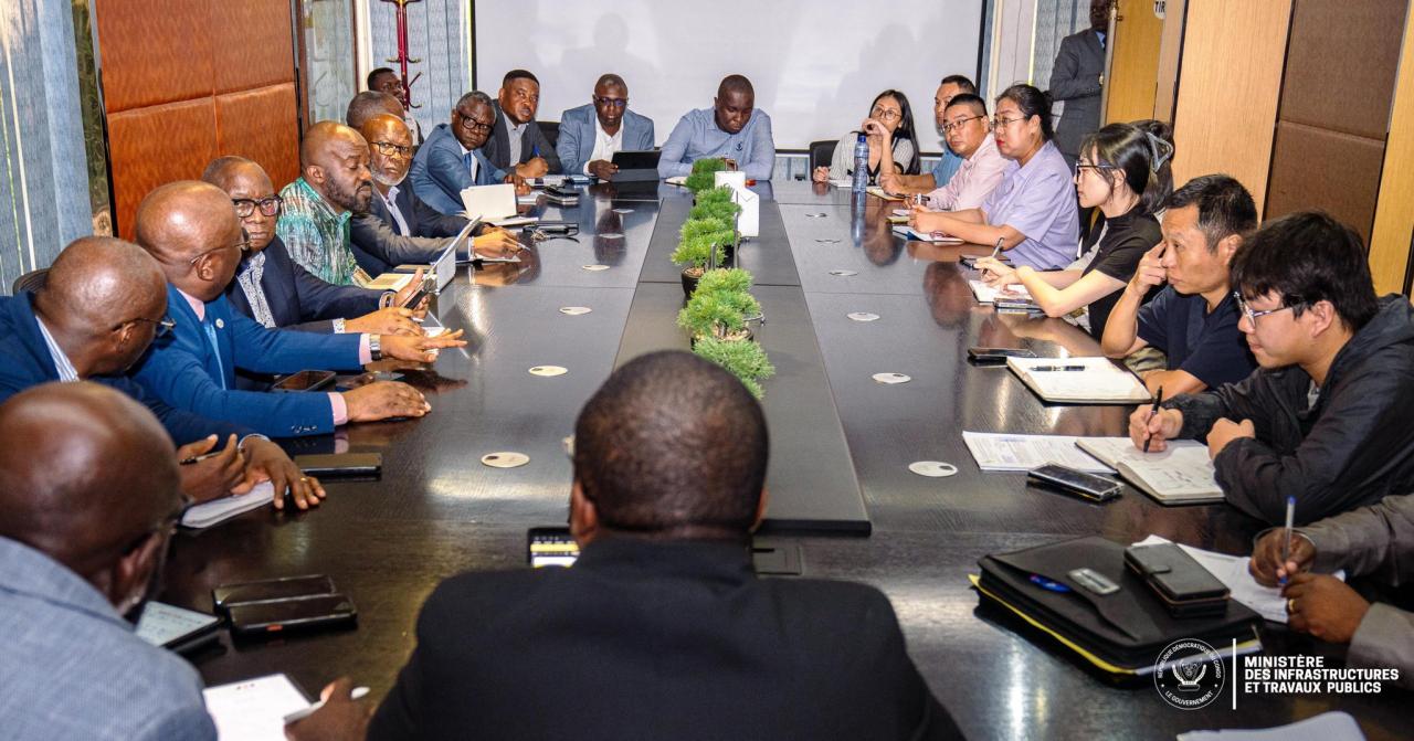 Une importante réunion au ministère des ITP en vue de se plancher sur la décision concernant l’intervention immédiate à exécuter sur quelques voiries stratégiques de la ville de Kinshasa