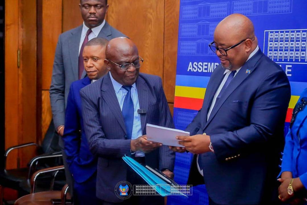Rubens Mikindo,  président de la Commission Défense et Sécurité de l’Assemblée nationale remet au président Aimé Boji un rapport portant sur des questions sensibles