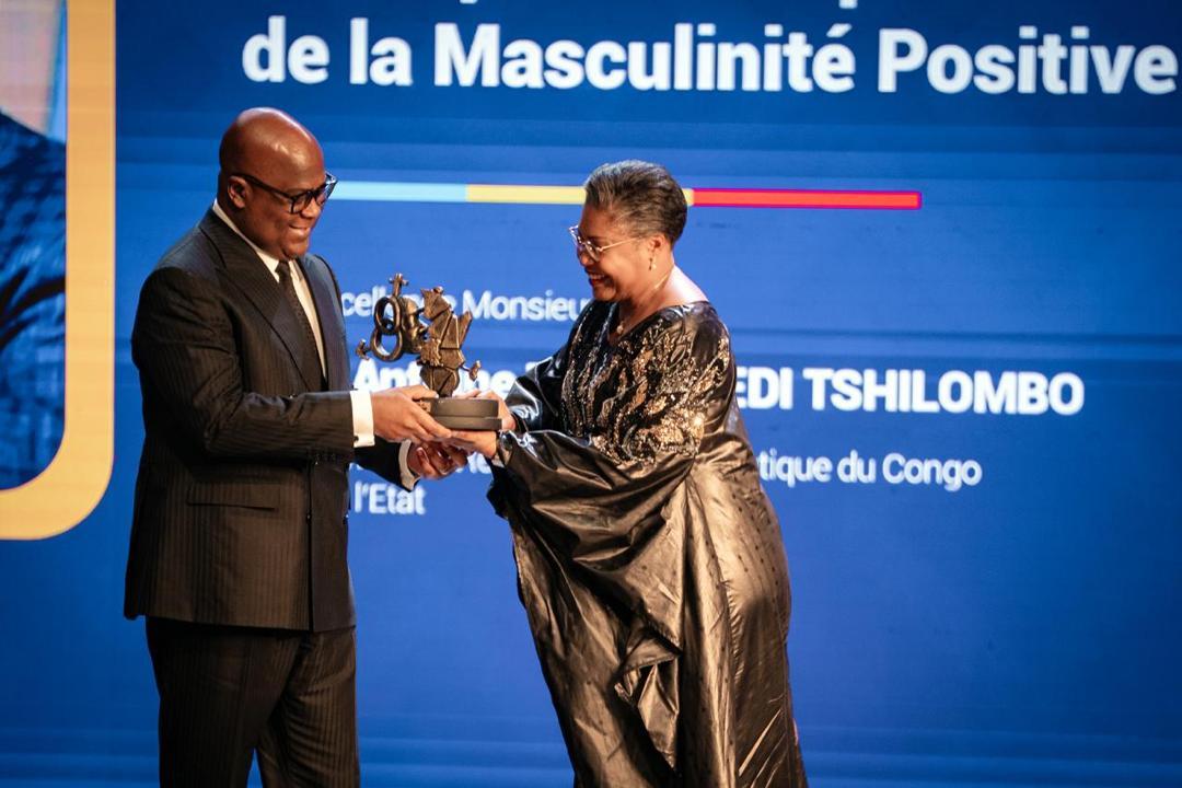 Félix Tshisekedi reçoit le trophée de la masculinité positive des mains de Judith Suminwa  pour son engagement en faveur de l'égalité des genres