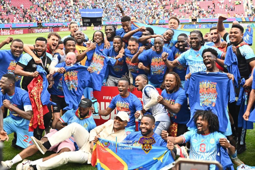 Le ministre des sports, Didier Budimbu, avec les Léopards sur la photo officielle de la qualification